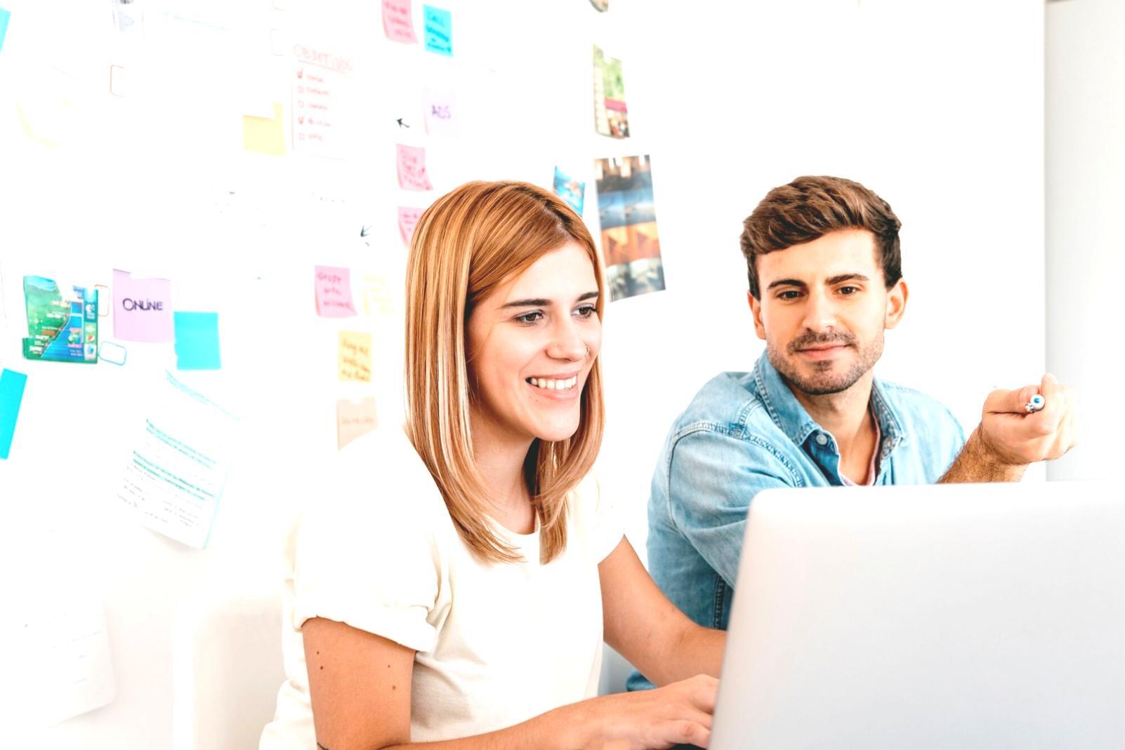 Equipo trabajando en análisis financiero